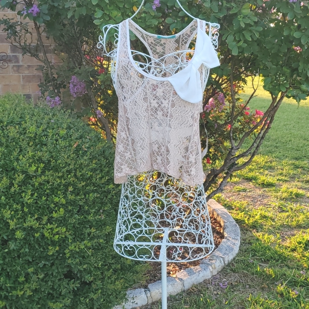 Julie's Closet Women's Tan Lace Babydoll Tank Top with White Neckline Bow